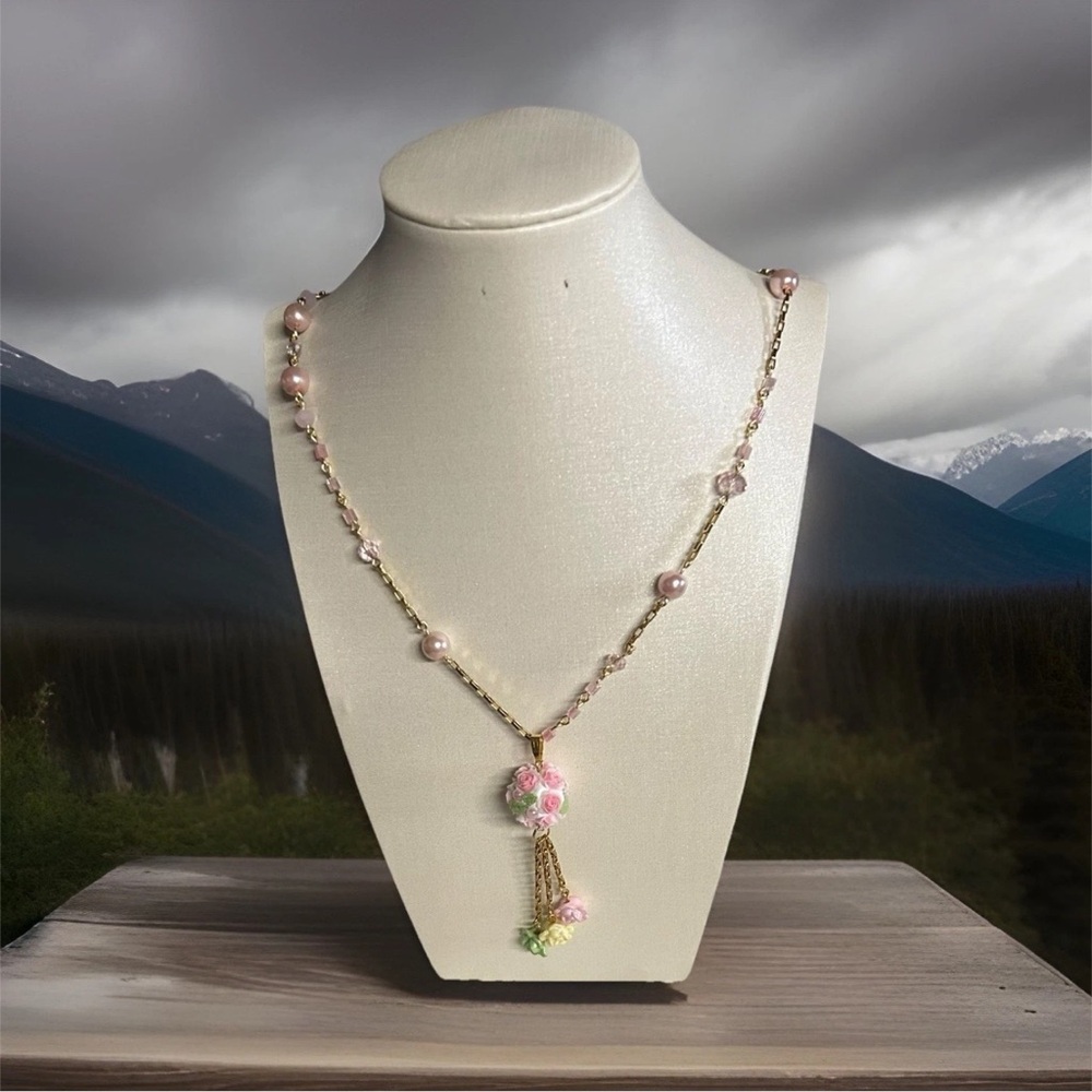Elegant Floral Pendant Necklace